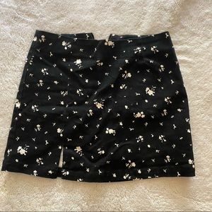 Mini skirt with floral design and slit